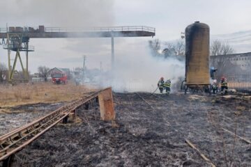 Un foc pus pentru arderea vegetației s-a extins și la două construcții, în zona depoului Ițcani