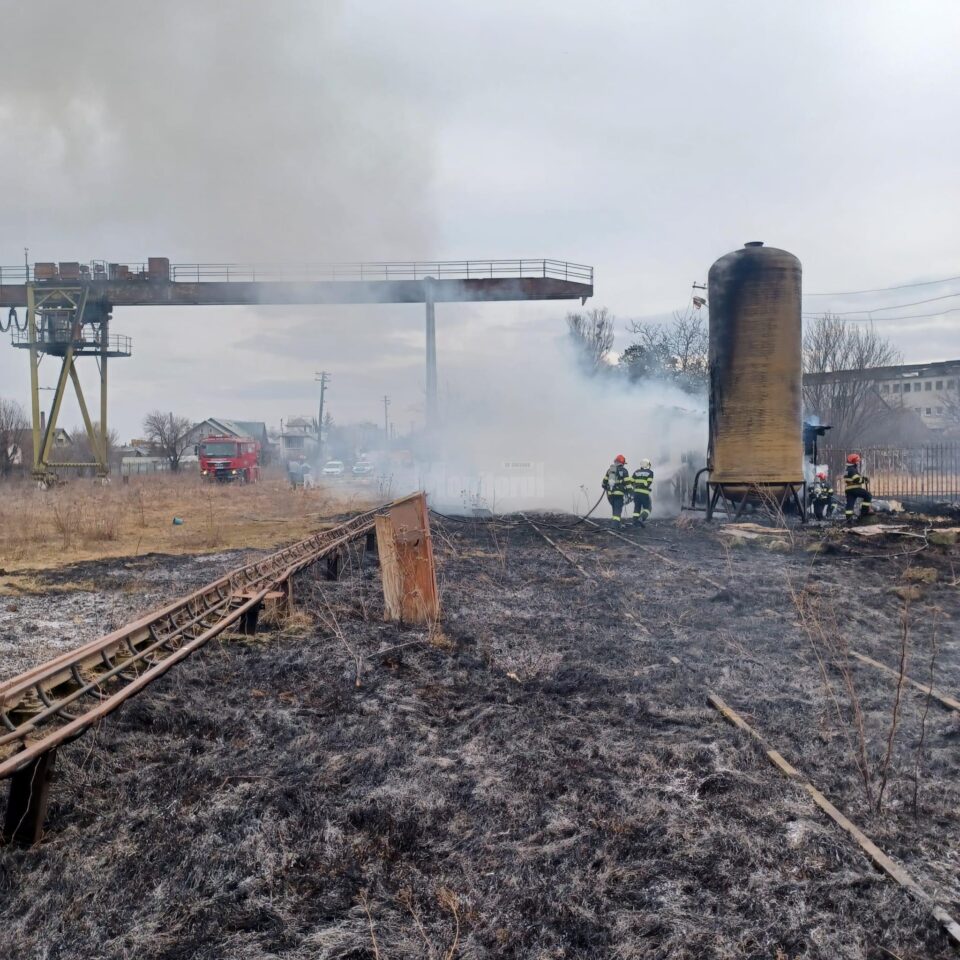 Un foc pus pentru arderea vegetației s-a extins și la două construcții, în zona depoului Ițcani Un foc pus pentru arderea vegetației s-a extins și la două construcții, în zona depoului Ițcani