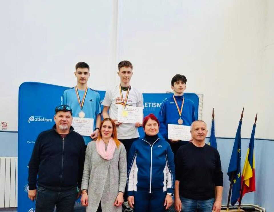 Antrenorii Radu Mihalescu si Cristina Iloc îl încadrează pe Alex Dîrman pe podiumul de premiere Antrenorii Radu Mihalescu si Cristina Iloc îl încadrează pe Alex Dîrman pe podiumul de premiere