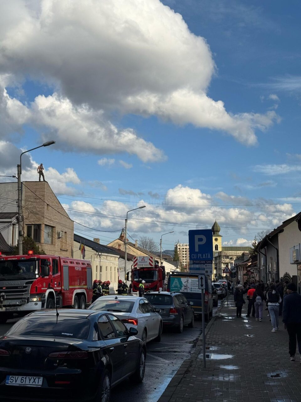 Un recidivist a amenințat că se aruncă de pe clădirea Procuraturii de la Câmpulung Moldovenesc