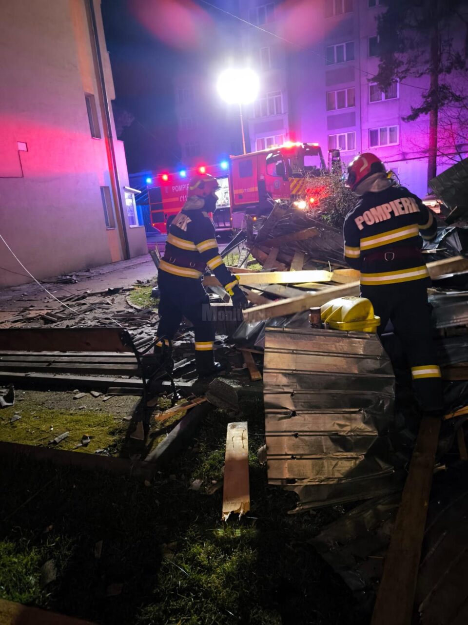 Un acoperiș de bloc luat de vânt a căzut peste mașini, la Gura Humorului