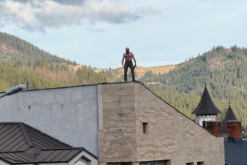 Un recidivist a amenințat că se aruncă de pe clădirea Procuraturii de la Câmpulung Moldovenesc