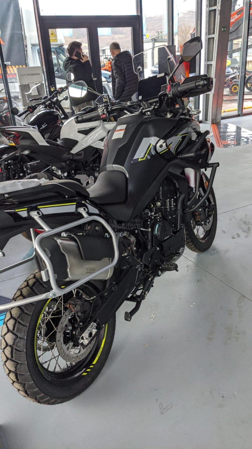Evyan Moto Hub, in Scheia
