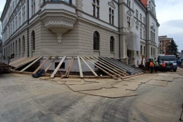 Treptele au fost desfăcute în totalitate și vor fi refăcute conform proiectului