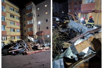 Un acoperiș de bloc luat de vânt a căzut peste mașini, la Gura Humorului