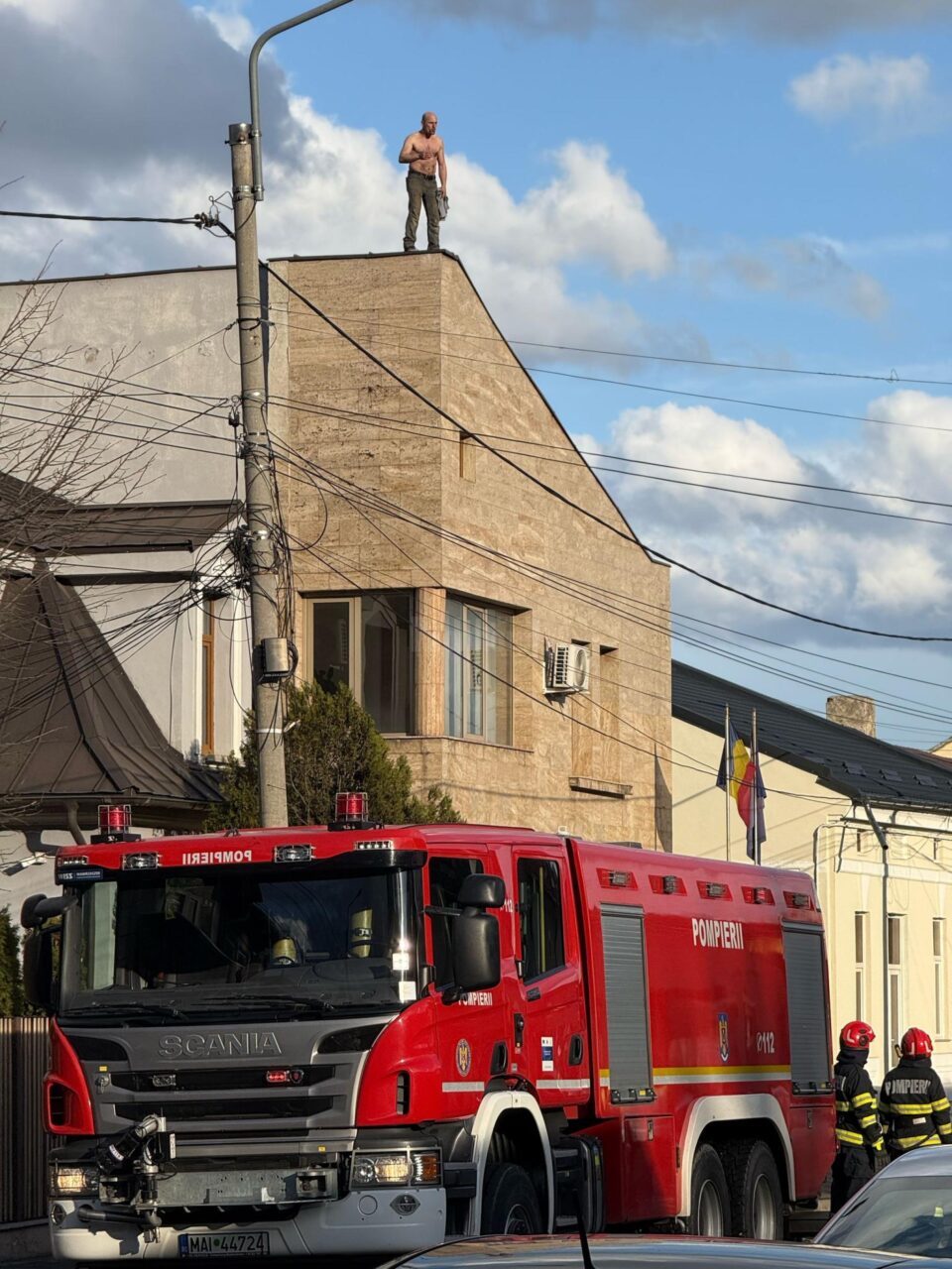 Un recidivist a amenințat că se aruncă de pe clădirea Procuraturii de la Câmpulung Moldovenesc
