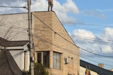 Un recidivist a amenințat că se aruncă de pe clădirea Procuraturii de la Câmpulung Moldovenesc
