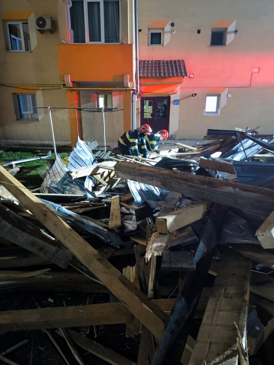 Un acoperiș de bloc luat de vânt a căzut peste mașini, la Gura Humorului