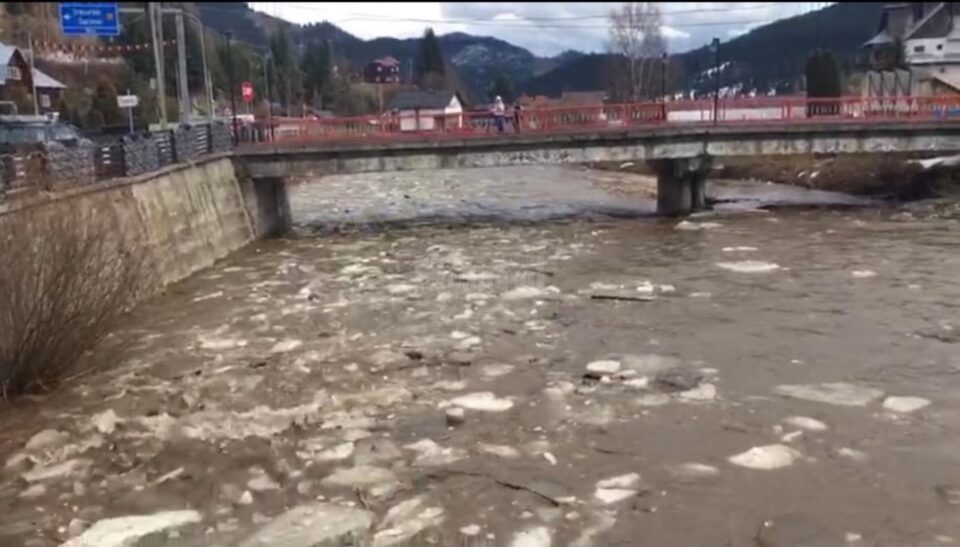 Echipele SGA Suceava au dislocat blocajele de ghețuri de pe râurile de munte din județ pentru a preveni inundațiile