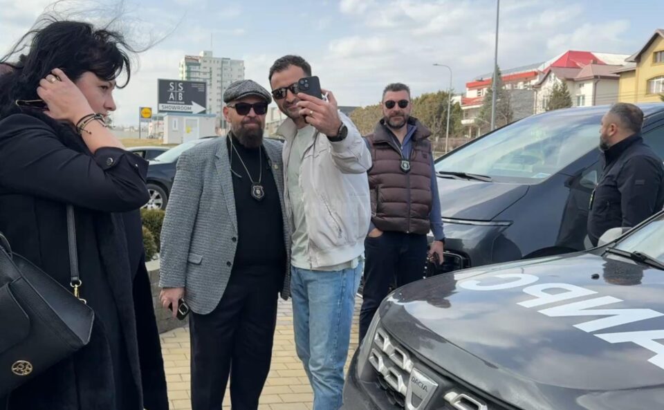 Cristian Popescu Piedone, președintele Autorității Naționale pentru Protecția Consumatorilor, la poze cu admiratorii săi, la Suceava