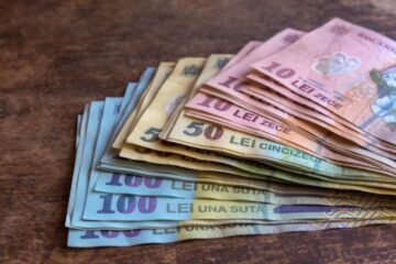 Femeie înșelată cu 24.000 de lei, cu promisiunea plății unor servicii online