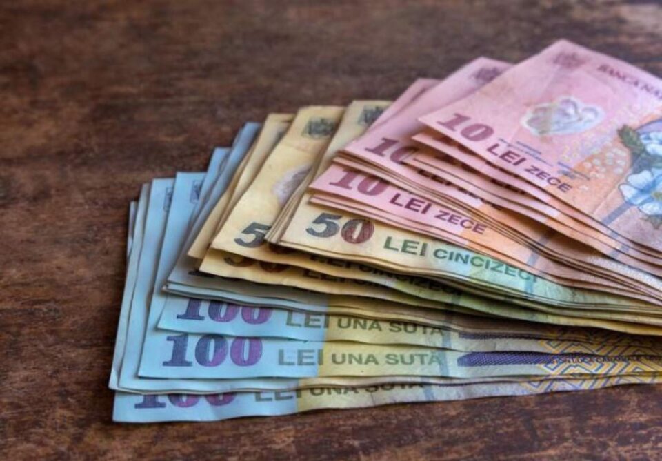 Femeie înșelată cu 24.000 de lei, cu promisiunea plății unor servicii online