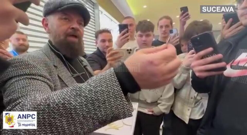 Piedone a fost asaltat de fani pe toată perioada controlului din incinta Iulius Mall Suceava Piedone a fost asaltat de fani pe toată perioada controlului din incinta Iulius Mall Suceava