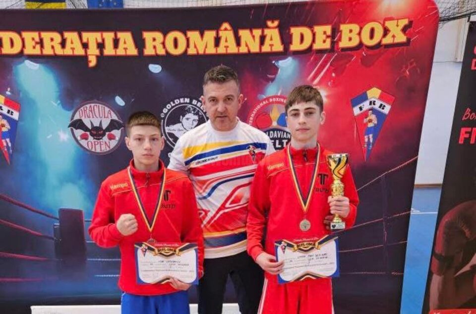 Antrenorul Andu Vornicu, încadrat de cei doi medaliați