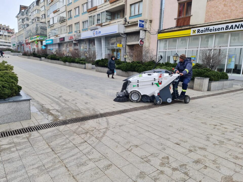 Curățenia străzilor și trotuarelor din municipiul Suceava se face în baza unui nou contract, încheiat pentru o perioadă de opt ani