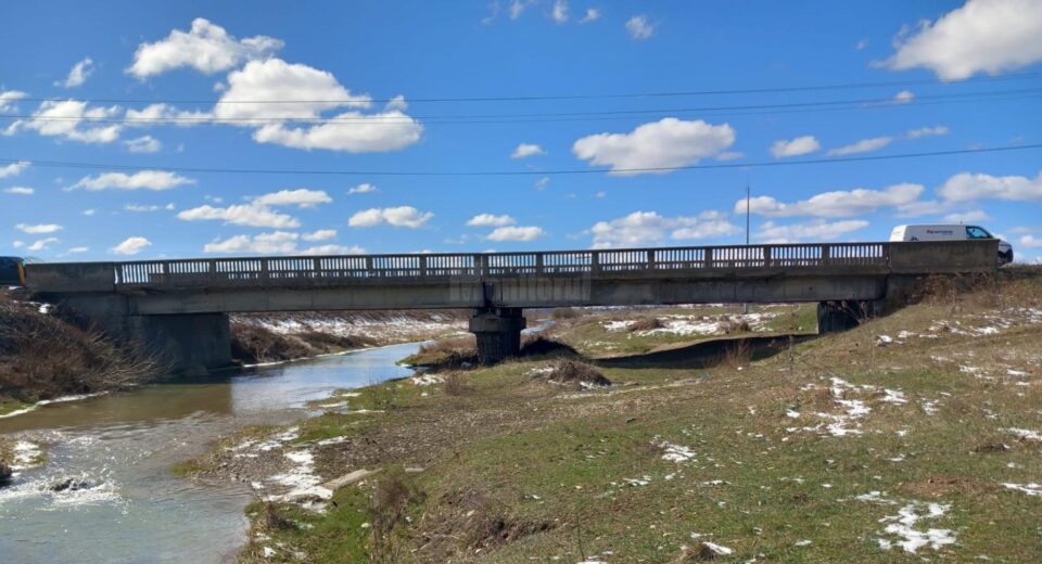 Lucrări de reparații la un pod din 1974, de pe drumul Suceava – Târgu Neamț
