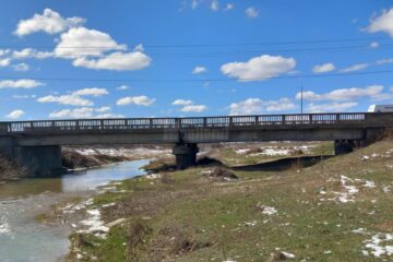Lucrări de reparații la un pod din 1974, de pe drumul Suceava – Târgu Neamț