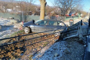 O mașină a rupt un stâlp de electricitate, în urma unui impact violent