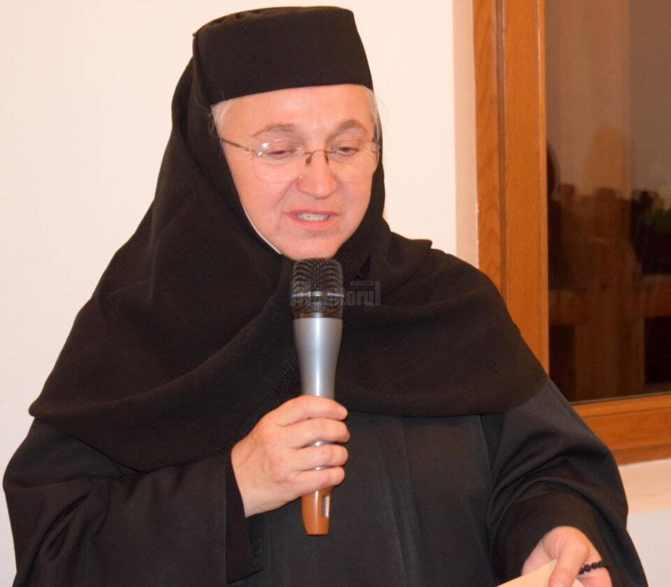 Stavrofora dr. Gabriela Platon, a doua stareță a Mănăstirii Voroneț, invitată miercuri la un eveniment organizat de Alianța Franceză