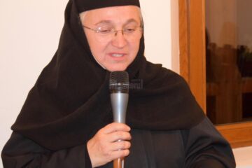 Stavrofora dr. Gabriela Platon, a doua stareță a Mănăstirii Voroneț, invitată miercuri la un eveniment organizat de Alianța Franceză