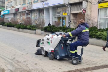 Curățenia străzilor și trotuarelor din municipiul Suceava se face în baza unui nou contract, încheiat pentru o perioadă de opt ani