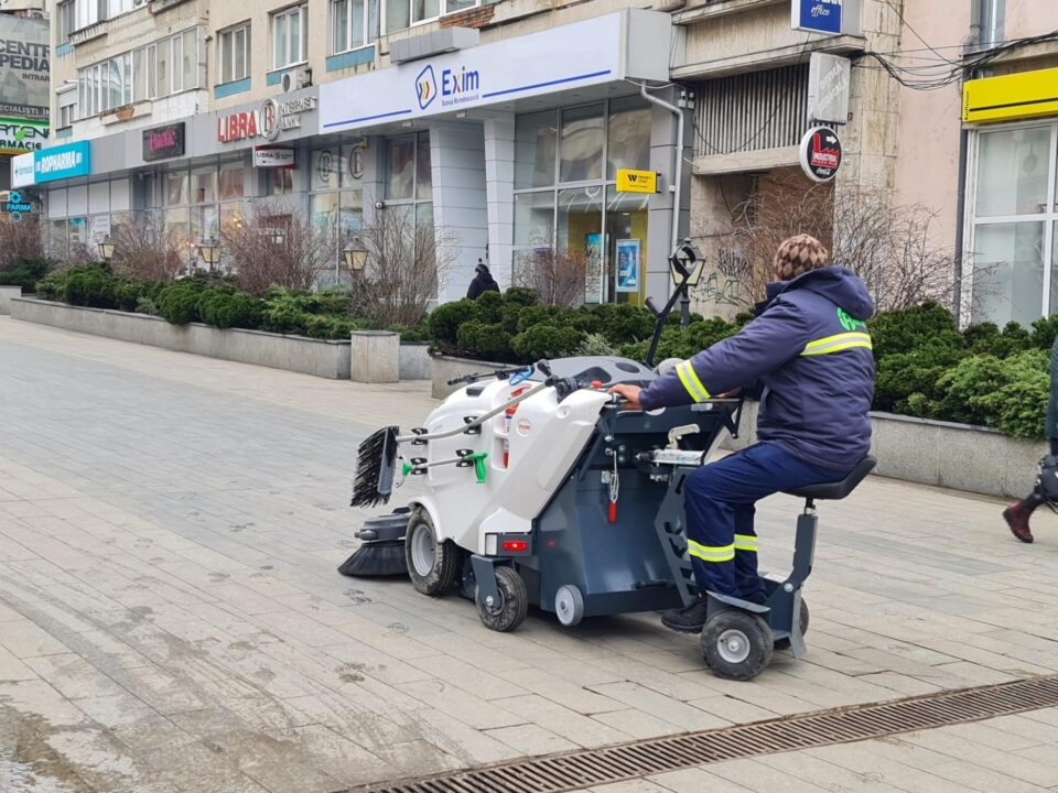 Curățenia străzilor și trotuarelor din municipiul Suceava se face în baza unui nou contract, încheiat pentru o perioadă de opt ani