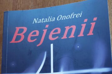 Suceveanca Natalia Onofrei îmbogățește scena romanului realist românesc cu „Bejenii”, povestea plecărilor „cu satul” la muncă în străinătate