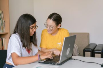 Fundația Te Aud România a oferit calculatoare mai multor copii din cadrul Protecției Copilului Suceava