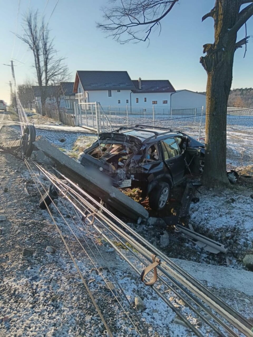 O mașină a rupt un stâlp de electricitate, în urma unui impact violent