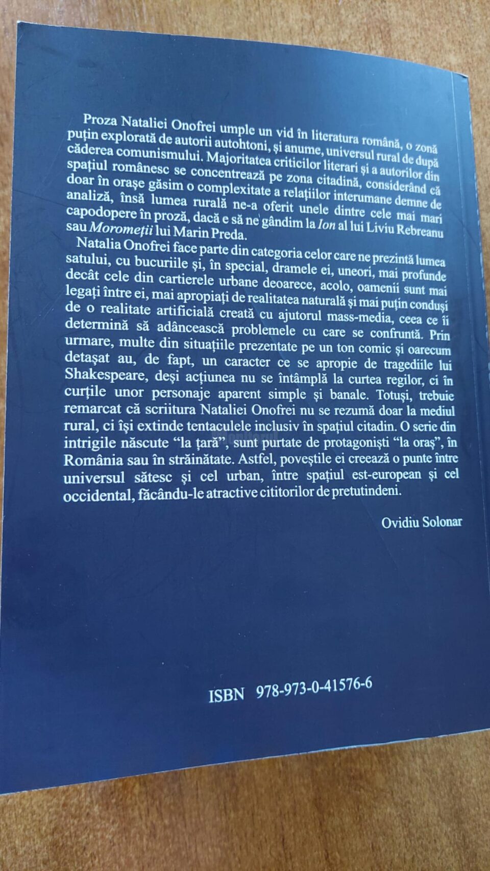 Suceveanca Natalia Onofrei îmbogățește scena romanului realist românesc cu „Bejenii”, povestea plecărilor „cu satul” la muncă în străinătate