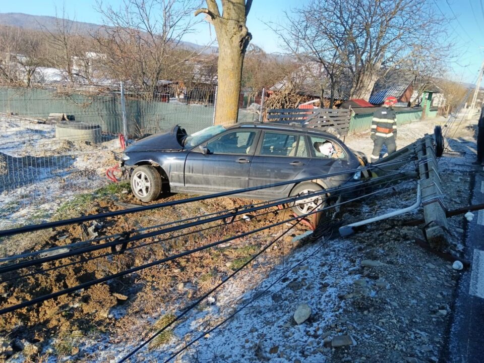 O mașină a rupt un stâlp de electricitate, în urma unui impact violent