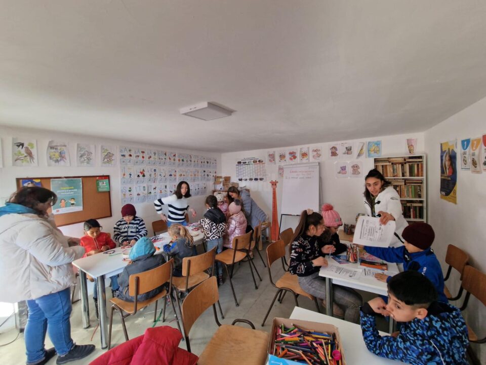 Peste 60 de copii din cătunul Țâmpoceni, sprijiniți de Asociația Institutul Bucovina