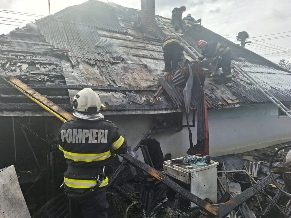 Casă afectată grav de un incendiu izbucnit de la folosirea unui flex electric