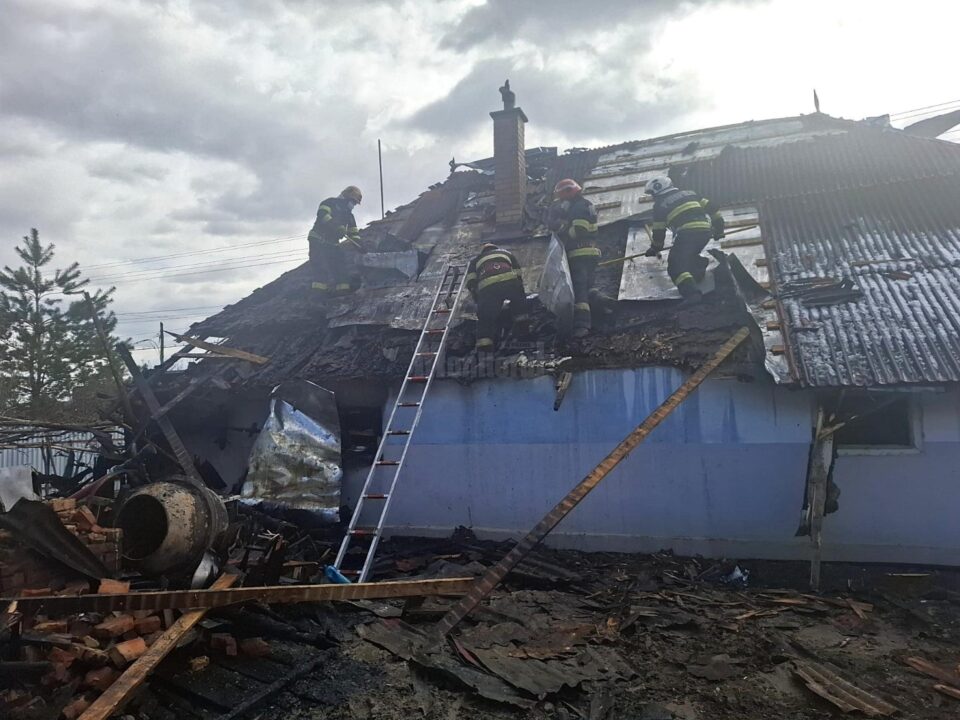 Casă afectată grav de un incendiu izbucnit de la folosirea unui flex electric