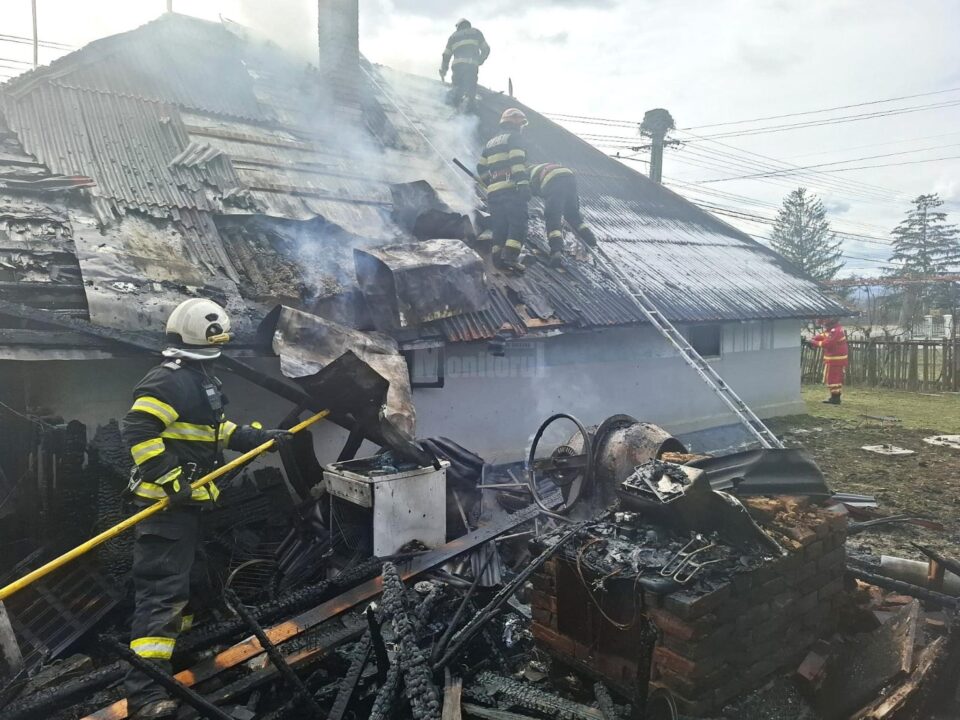 Casă afectată grav de un incendiu izbucnit de la folosirea unui flex electric