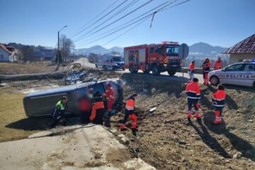 Un microbuz cu cinci oameni s-a răsturnat la Dealu Floreni