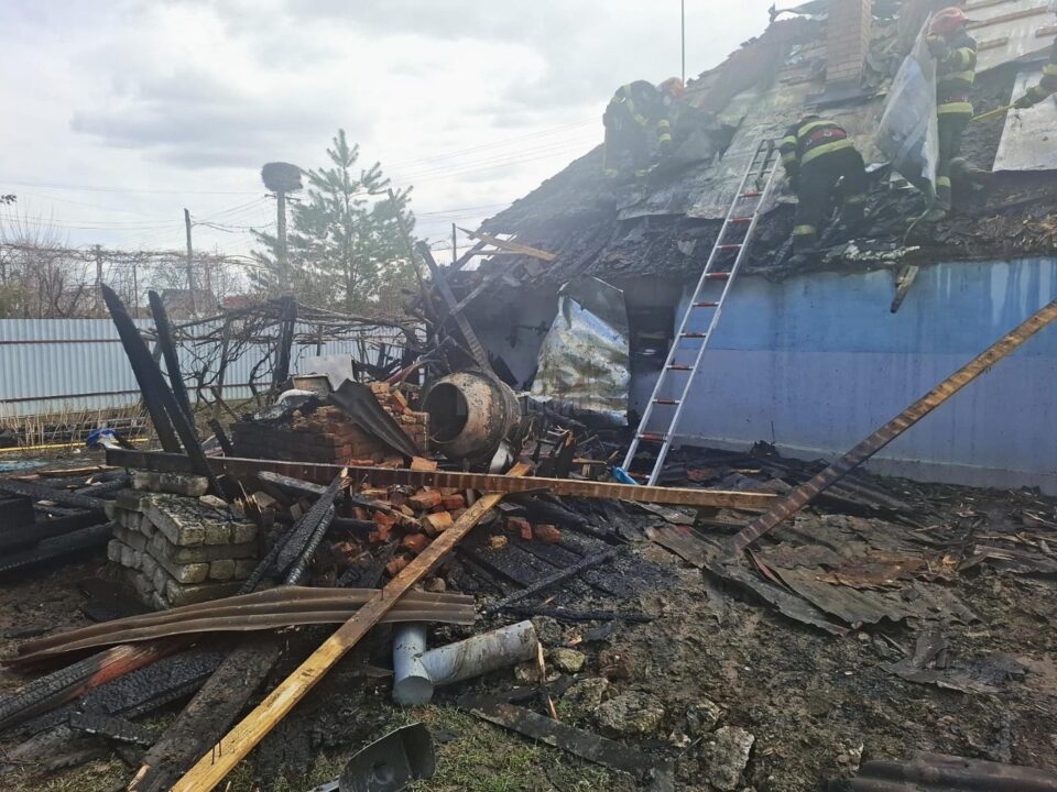 Casă afectată grav de un incendiu izbucnit de la folosirea unui flex electric