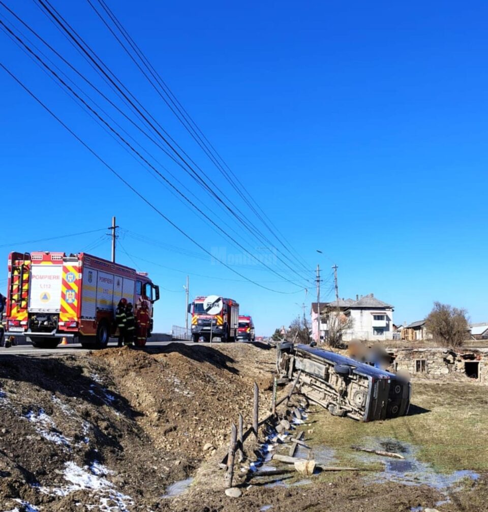Un microbuz cu cinci oameni s-a răsturnat la Dealu Floreni