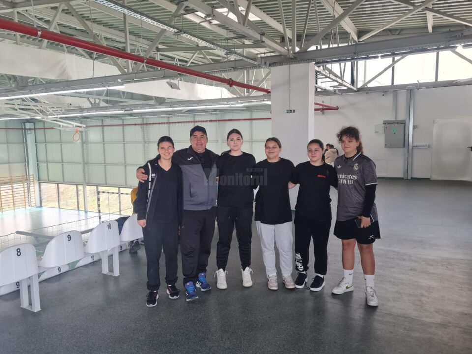 Prof. de Educație fizică și sport Tofan Ioan Iulian și echipa de fotbal fete U12