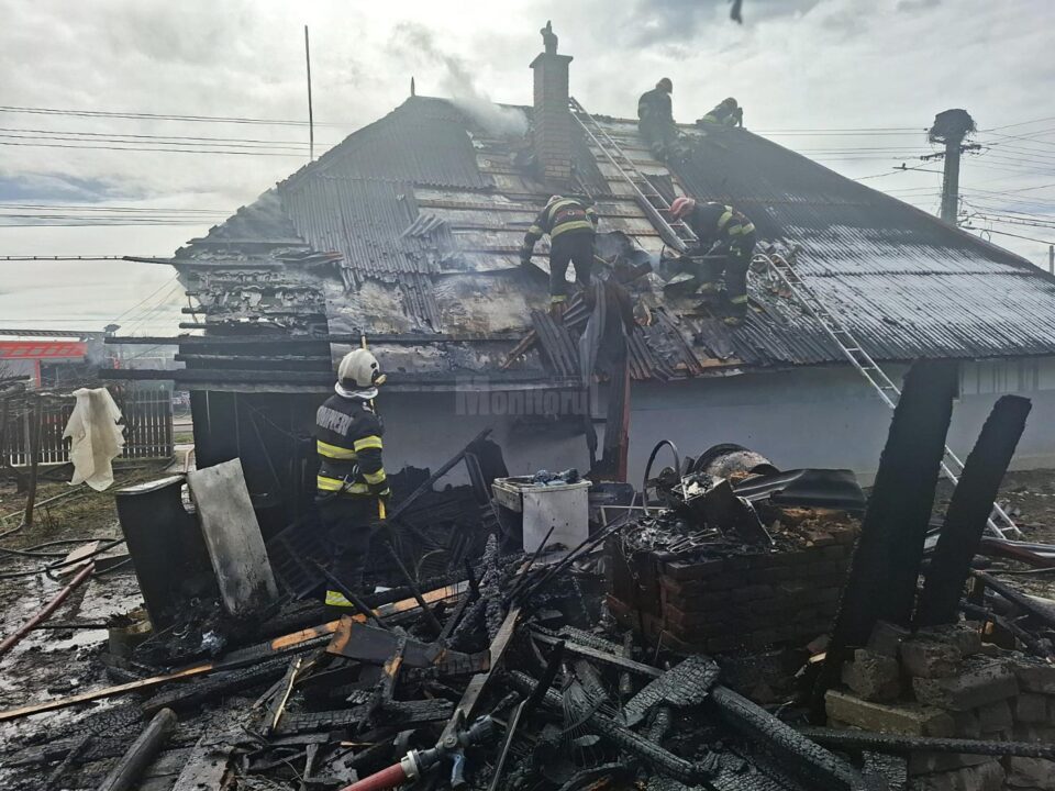 Casă afectată grav de un incendiu izbucnit de la folosirea unui flex electric