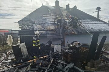 Casă afectată grav de un incendiu izbucnit de la folosirea unui flex electric