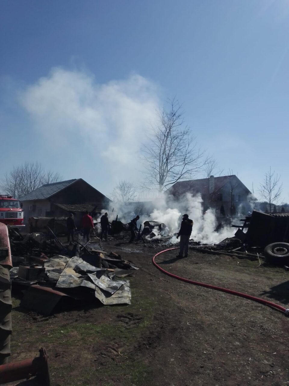 Incendiu violent, pornit de la o afumătoare