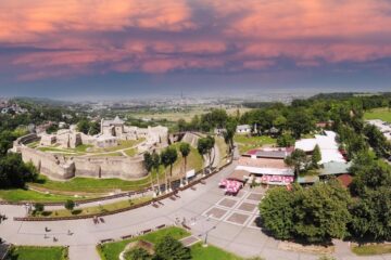 Consiliul Județean vrea să finalizeze amenajarea parcării de la Cetatea de Scaun a Sucevei până la începutul Festivalului Medieval