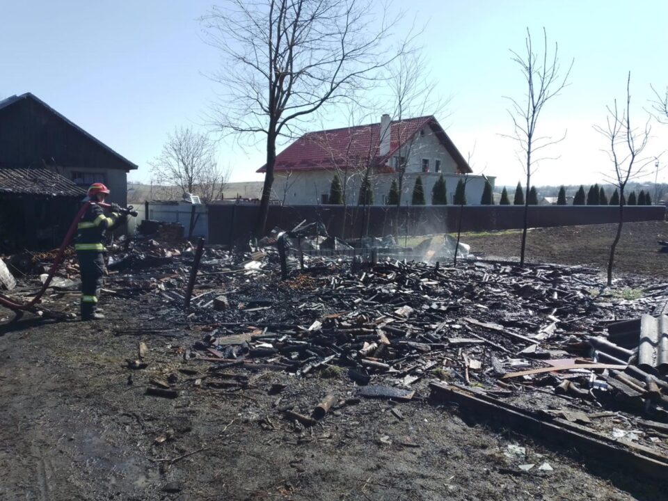 Incendiu violent, pornit de la o afumătoare