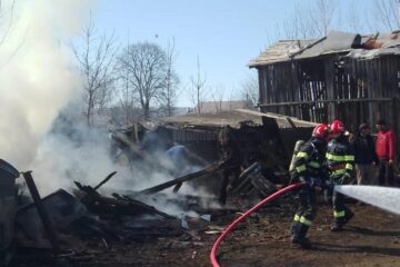 Incendiu violent, pornit de la o afumătoare