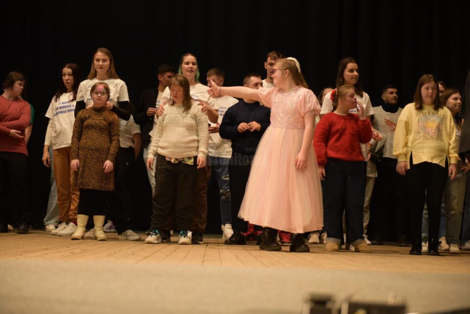 40 de copii cu sindrom Down au participat la spectacolul „Împreună prieteni!”, pe scena Casei de Cultură a Sindicatelor Suceava