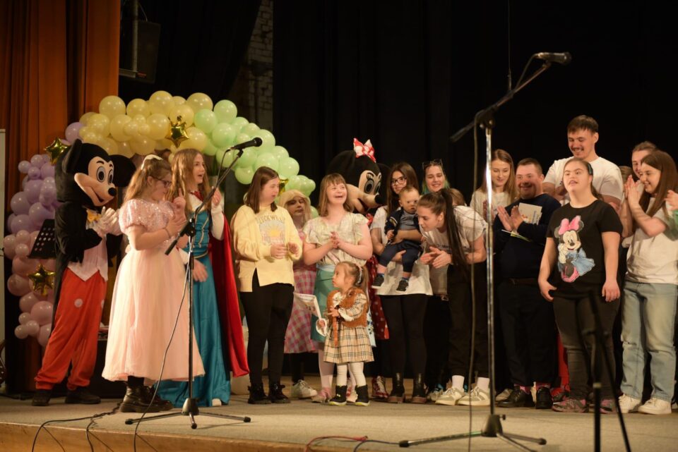 40 de copii cu sindrom Down au participat la spectacolul „Împreună prieteni!”, pe scena Casei de Cultură a Sindicatelor Suceava