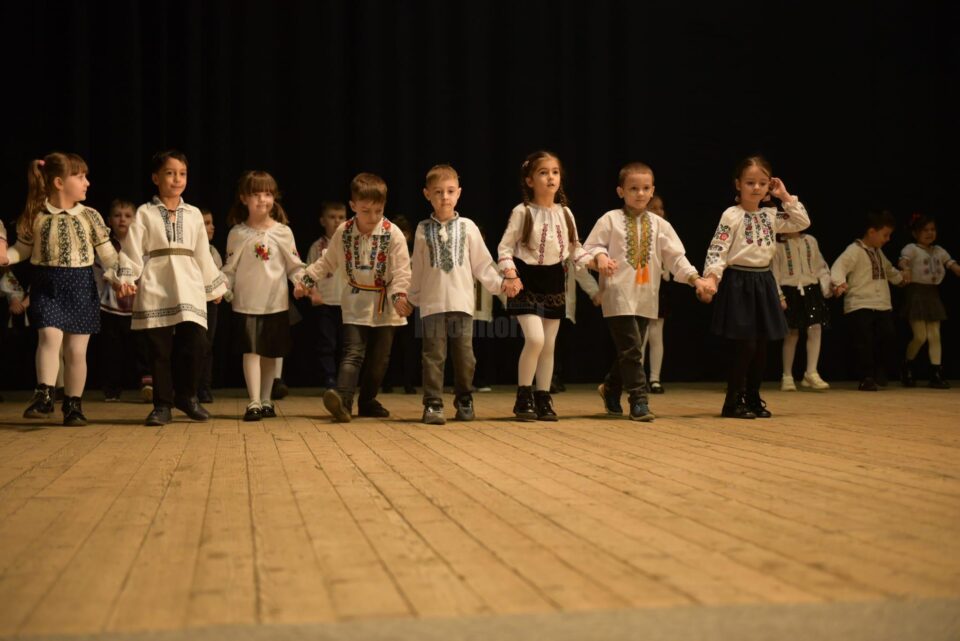 40 de copii cu sindrom Down au participat la spectacolul „Împreună prieteni!”, pe scena Casei de Cultură a Sindicatelor Suceava