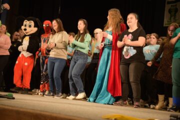 40 de copii cu sindrom Down au participat la spectacolul „Împreună prieteni!”, pe scena Casei de Cultură a Sindicatelor Suceava
