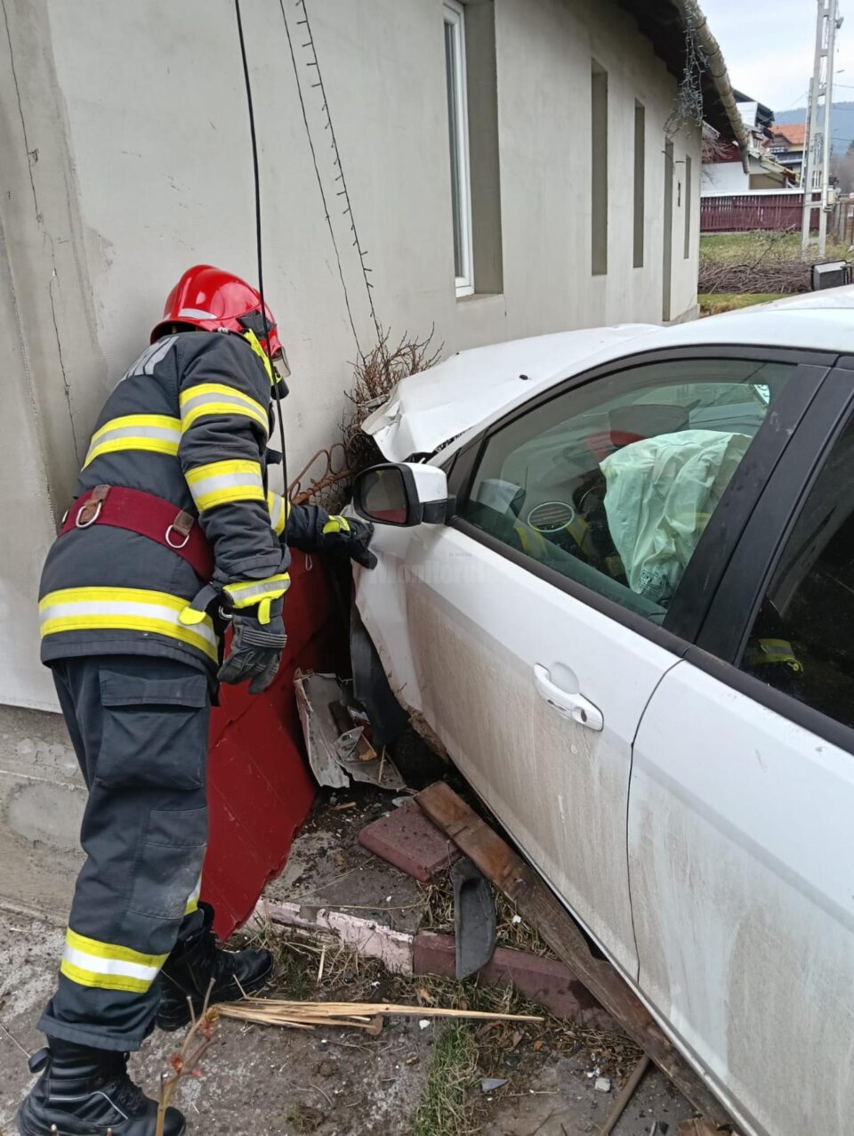O mașină a zburat de pe șosea, a rupt un gard și s-a oprit în peretele unei case